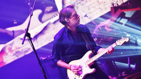 Radiohead's Ed O'Brien playing guitar