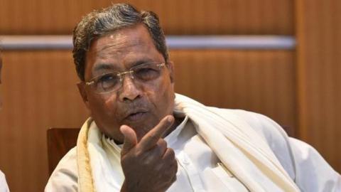 Former chief minister of Karnataka and the Chairman of Co-ordination committee Siddaramaiah (R) and the Chief Minister of Karnataka, H D Kumarswamy (L) during a joint press conference of Congress and Janata Dal (Secular), at a City Hotel, on October 20, 2018 in Bengaluru, India. Gowda and Siddaramaiah were joined by Karnataka chief minister H.D.Kumaraswamy of the JD(S), Congress state president Dinesh Gundu Rao, deputy CM, G. Parameshwara and Cabinet minister D.K.Shivakumar, putting up a spectacle of solidarity and appealing to its grass root level workers to overcome differences and combine forces to defeat the BJP. (Photo by Arijit Sen/Hindustan Times via Getty Images)