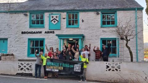 Llun o aelodau Menter y Ring y tu allan i dafarn y Brondanw Arms
