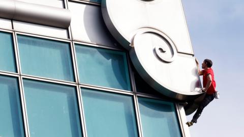 Honnold climbing Taipei 101.
