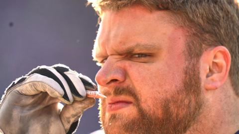  Joe Thuney sniffs smelling salts