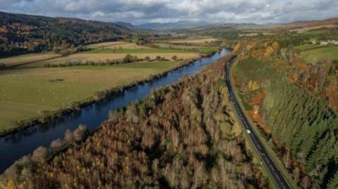 An A9 ri taobh Abhainn Tatha