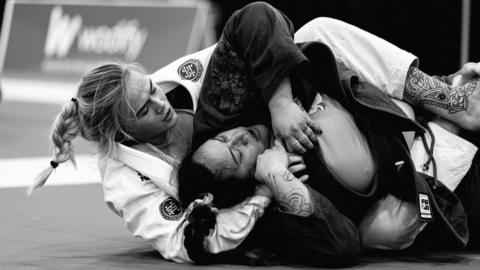 Mairead Rowland-Coman yn ymladd Jiu-Jitsu
