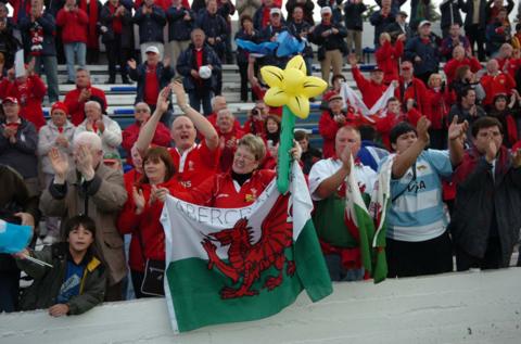 Cefnogwyr Cymru a'r Ariannin yn dathlu gyda'i gilydd ym Mhorth Madryn yn 2006