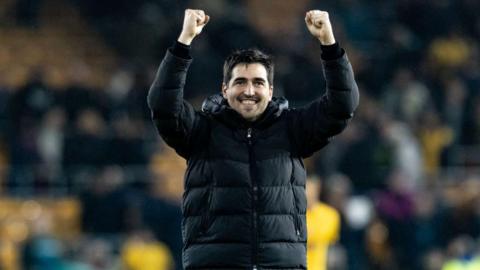 Andoni Iraola celebrates