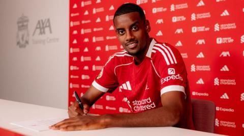 Alexander Isak signing his Liverpool contract