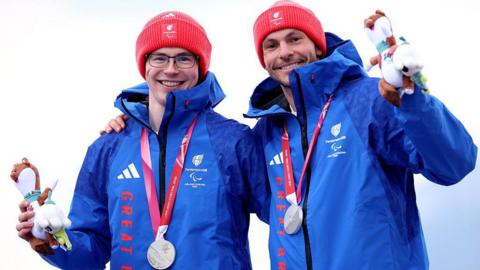 Skiers Neil Simpson and his guide Rob Poth with their silver medals