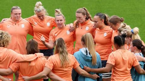 Marlie Packer team talk