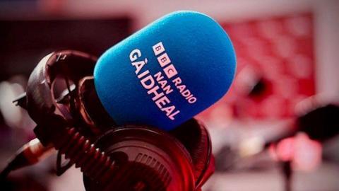 Mic le BBC Radio nan Gàidheal sgrìobhte air