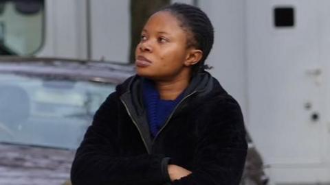 Oluwabunmu Adeleiyi tu allan i Lys y Goron Caerdydd dydd Mawrth