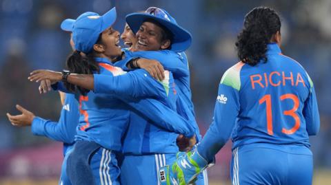 India celebrate controversial run out of Pakistan's Muneeba Ali