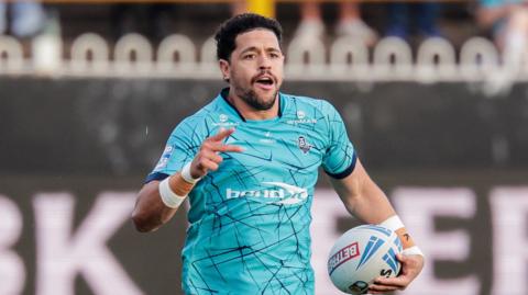 Jacob Gagai of Huddersfield makes a break.