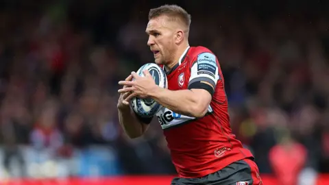 Chris Harris of Gloucester breaks with the ball 