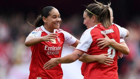 Olivia Smith celebrates with Mariona Caldentey