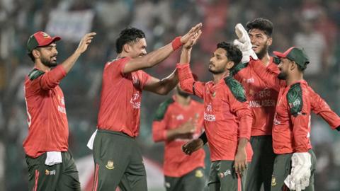 Bangladesh players celebrate wicket v West Indies