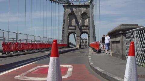Pont y Borth gyda chonau traffig yn ei chau, heb olwg o unrhyw gerbyd