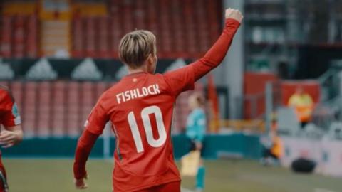 Jess Fishlock raising her fist in victory to the crowd