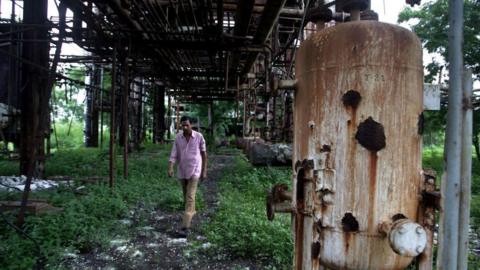 usting tanks inside the now derelict Union Carbide factory compound. These tanks used to store methyl isocyanide, the toxic chemical that leaked on December 23, 1984 killing at least 5,000 people in the following 72 hours and many thousands more subsequently