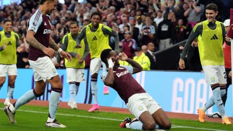 Jhon Duran celebrates