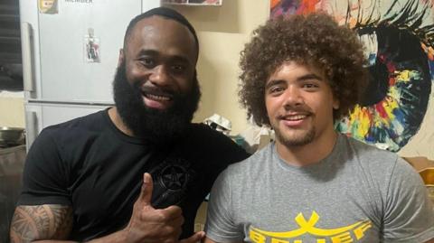Dominiko (dde) gyda chanolwr Fiji Semi Radradra