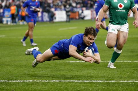 Dupont scores a try for France