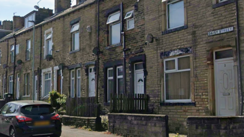 Terraced houses with a street sign that reads Daisy Street