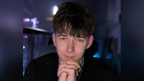 Bu farw Elis Alan Ogilvy-Bardsley yn dilyn gwrthdrawiad ar y A499 rhwng Llanaelhaearn a'r Ffôr