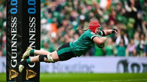 Aoife Wafer scores try