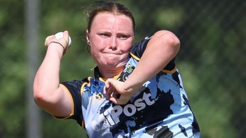 Poppy Tulloch bowls for Glamorgan