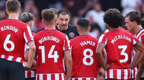Sheffield United boss Ruben Selles gives his squad a teamtalk on the pitch