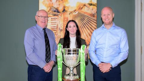 Alasdair MacFhionghain bho Chomann na Camanachd còmhla ri Amy NicLeòid bho Chaisteal Inbhir Nis is Kieran Greumach bho Tulloch Homes aig an taghadh Diluain