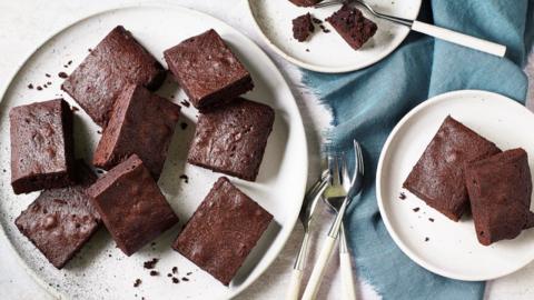 Brownies sit on two plates