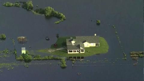 ˿ surrounded by floodwater 