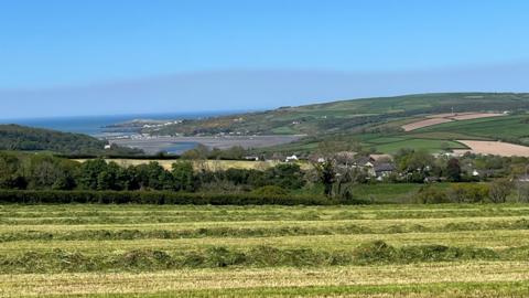 Yr arfordir ger Aberteifi 