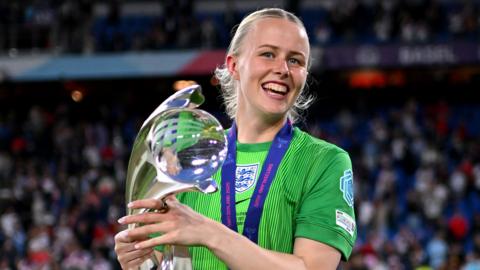 Hannah Hampton holding the Euro 2025 trophy