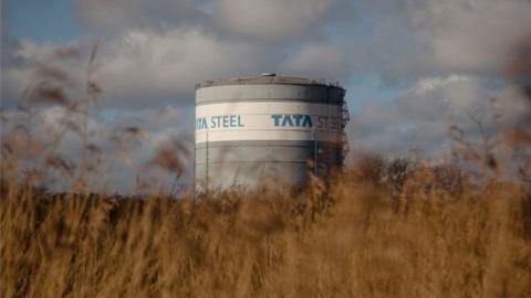 Strwythur siap silindr gyda logo Tata Steel arno ynghanol cae o blanhigion 