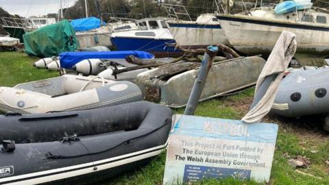 Nifer o gychod yn iard gychod Netpool, Aberteifi