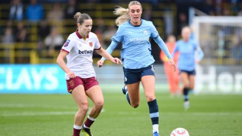 Jill Roord in action against West Ham