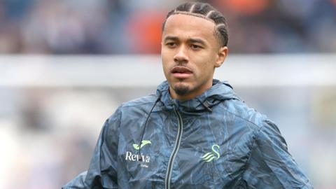 Florian Bianchini warms up with Swansea