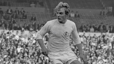 Terry Yorath playing for Leeds