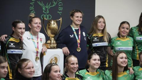 Marlie Packer and Ellie Kildunne with rugby team