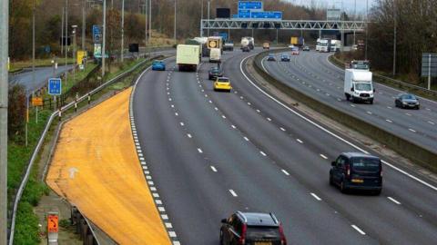 A yellow emergency area to the right of the picture alongside the four-lane M1 near Luton