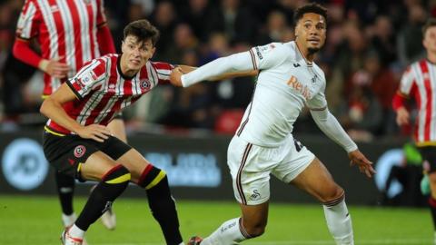 Anel Ahmedhodzic (Sheffield United) yn herio chwaraewr canol cau Abertawe, Myles Peart-Harris yn Bramall Lane nos Fercher