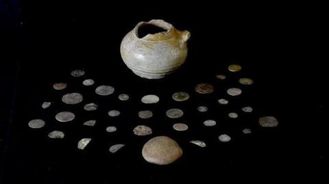 Na buinn a lorgadh agus a' phoit san robh iad agus a' chlachag a bha mar mhullach air a' phoit