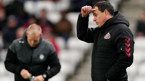 Regis Le Bris scratching his head during Sunderland's draw with Bristol City