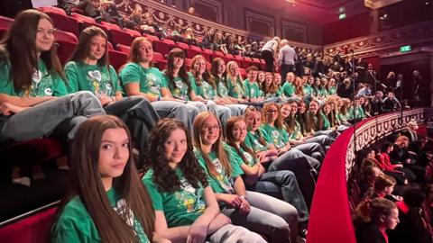 Aelodau'r côr yn Neuadd Albert