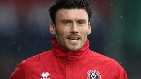 Kieffer Moore warming up for Sheffield United