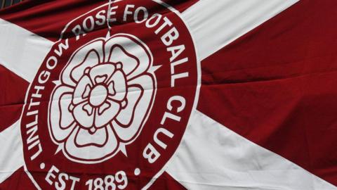 A Linlithgow Rose flag