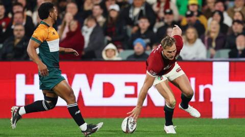 Duhan van der Merwe scores for the Lions