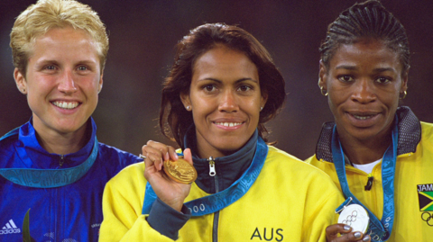 Katharine Merry, Cathy Freeman and Lorraine Graham with their medals at the Olympic Games in Sydney in 2000